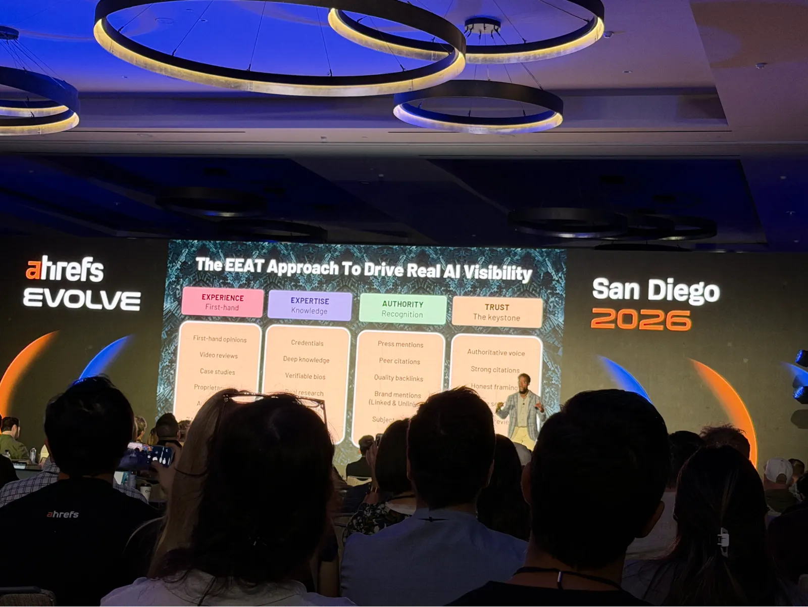 Présentation « The EEAT Approach To Drive Real AI Visibility » sur la scène d’Ahrefs Evolve 2026