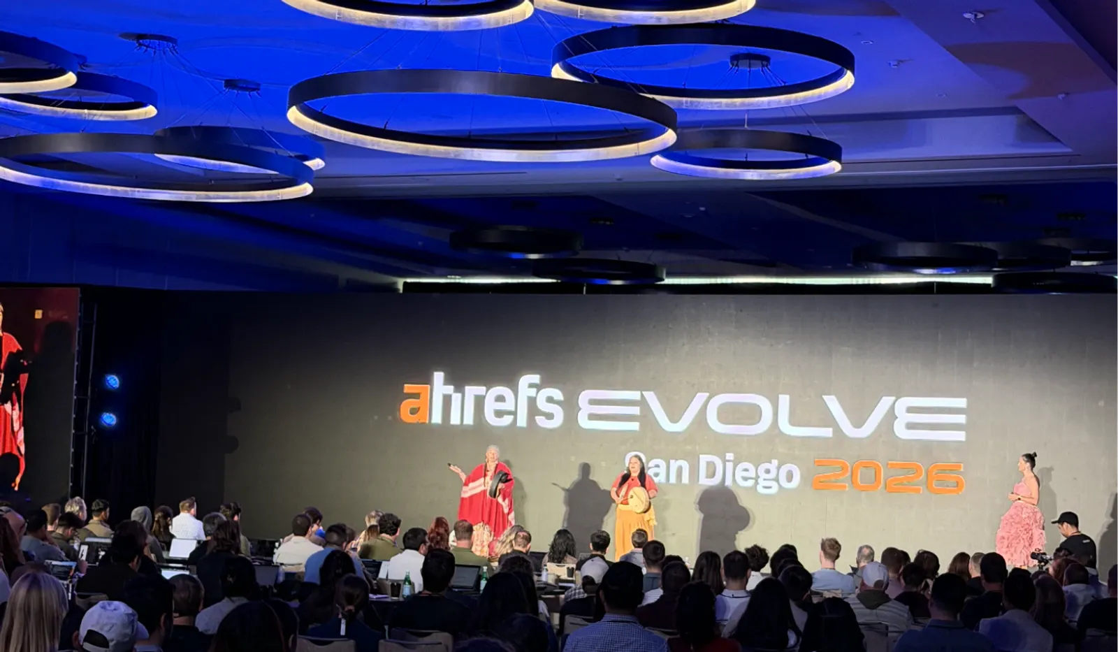 La scène principale d’Ahrefs Evolve San Diego 2026 devant une salle comble