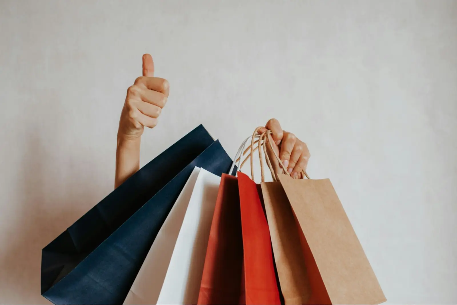 Personne qui tient son pouce en l’air après avoir beaucoup acheté en ligne. Black Friday